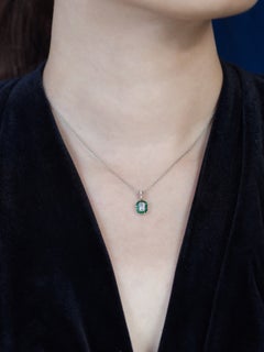 Colgante inspirado en el Art Déco con diamantes y esmeraldas, en oro blanco de 14K