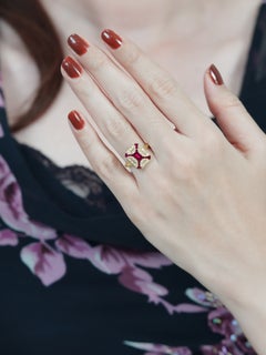 Geometrischer Halo-Ring mit Rubin und Diamanten aus 18-karätigem Gelbgold
