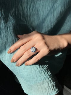 Achteckiger Ring im Art-déco-Stil mit Diamanten, Smaragden und Saphiren in 18-karätigem Weißgold