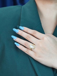 Ring im Art-Déco-Stil mit ovalem Mondstein, Perlenbesatz und Halo-Fassung aus 9-karätigem Gelbgold