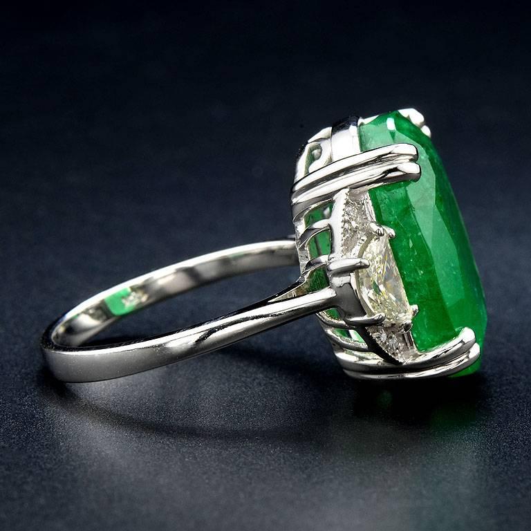 Contemporary Zambian Emerald Diamond 18 Karat White Gold Cocktail Ring