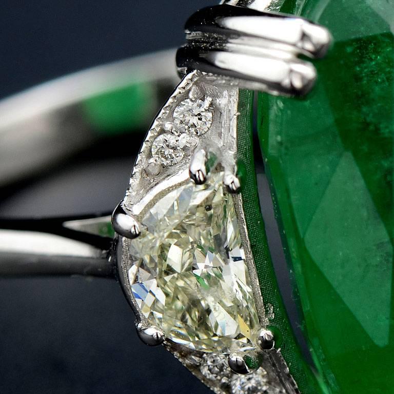 Zambian Emerald Diamond 18 Karat White Gold Cocktail Ring In Excellent Condition In Bangkok, TH