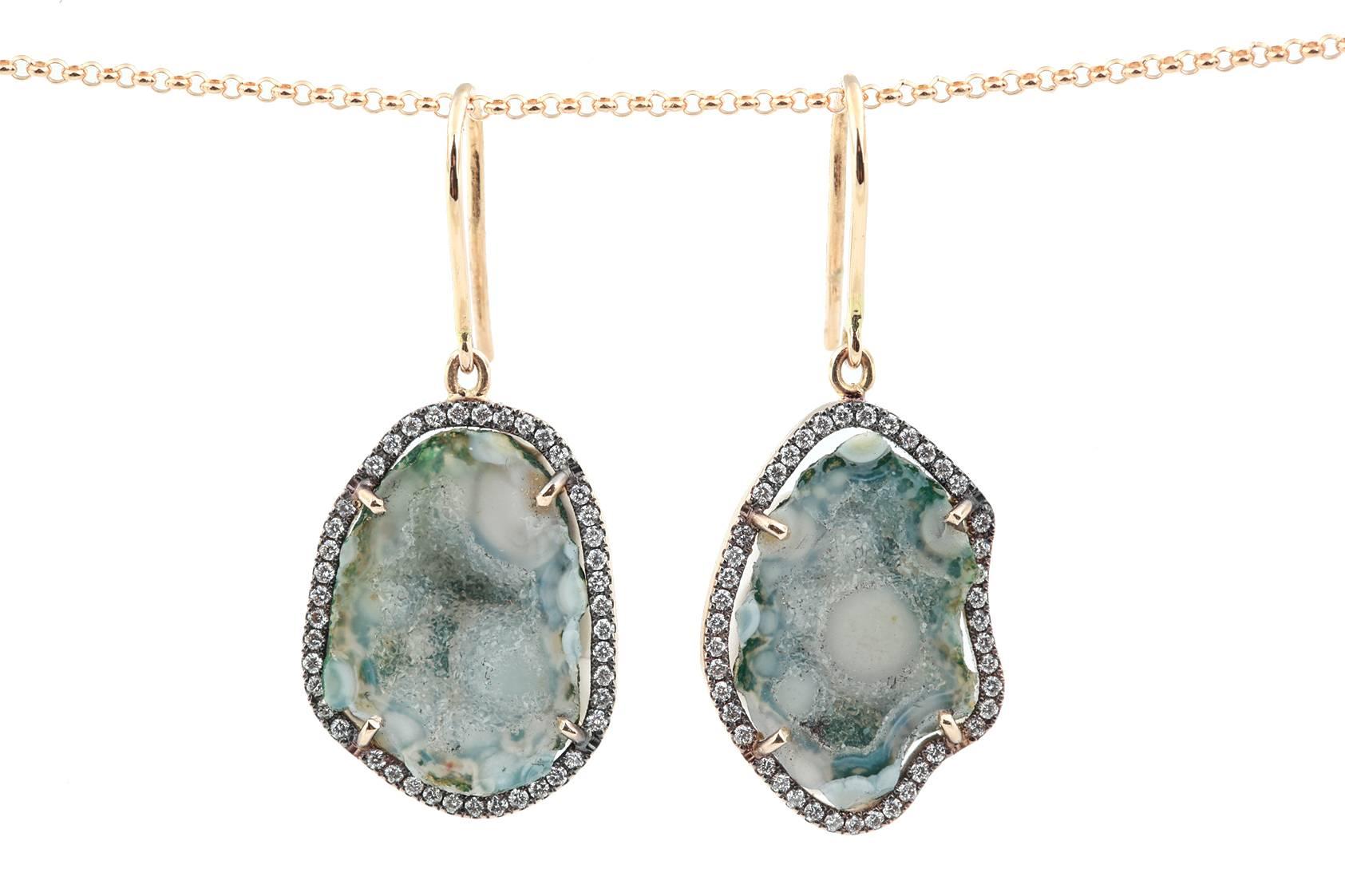 Karolin's jewellery is totally unique.
So are these hand-picked agate geode stones in light green.
The 18k rose gold settings are framed by 0.39 ct of diamonds that follow the organic contours.
Wear them in Summer or add them to your Winter Whites.


