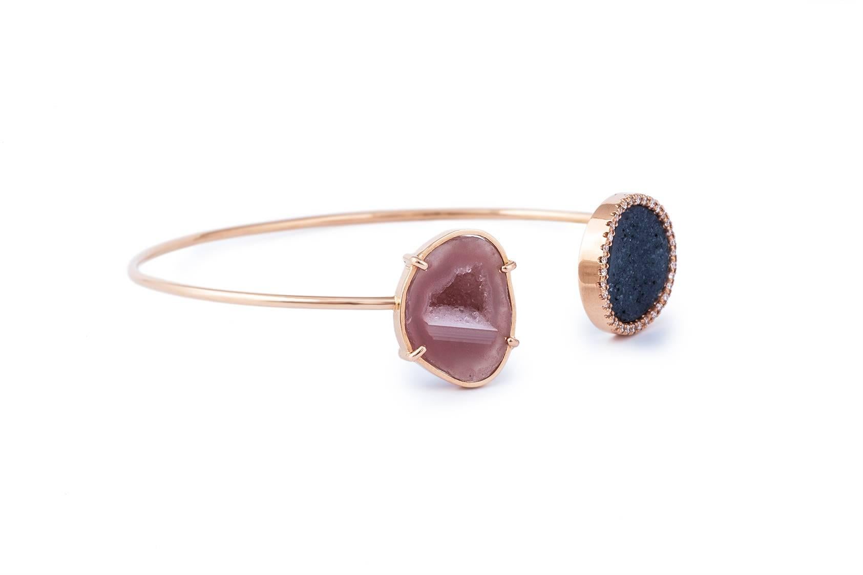 Delicate and strong, this bangle has it all.
The pink geode gives it a feminine touch, the druzy agate makes this bracelet so special.
Set in 18k ros gold and shimmering diamonds.
Wear it alone or stack it with other bracelets.