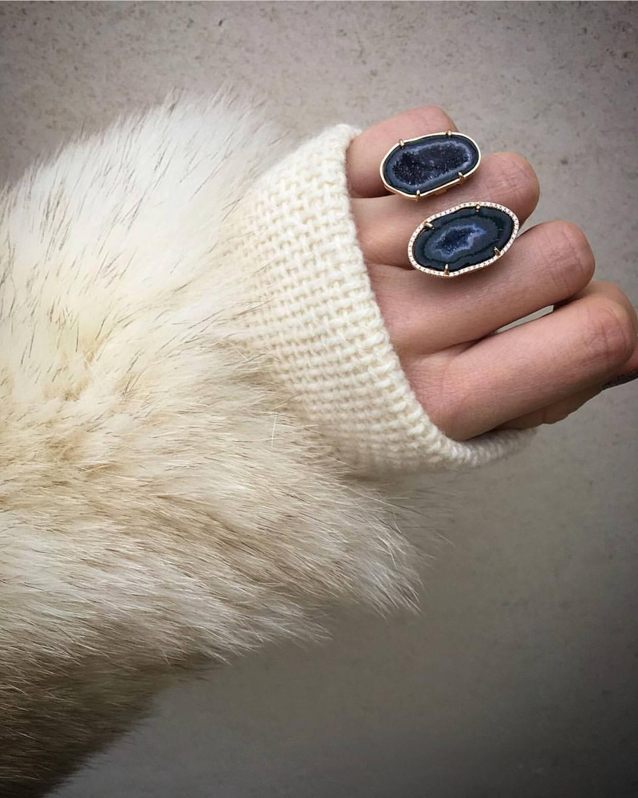 This striking Noa Ring is crafted with flawless attention to detail so it looks like a piece of art. Set in 18 k rose gold with 0,31 ct of shimmering diamonds it looks like you're wearing two agate geodes next to each other. Wear it as a statement
