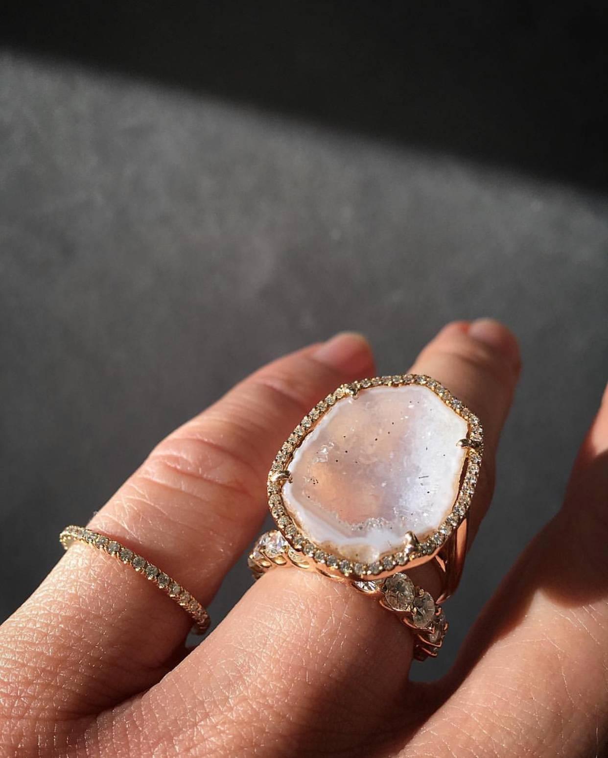 Are you searching for an original engagement ring? Or do you want to treat yourself?
This is the perfect ring! Set in 18 k rose gold with 0,29 ct white diamonds, this white agate geode holds special energy to give it to you when you need it the