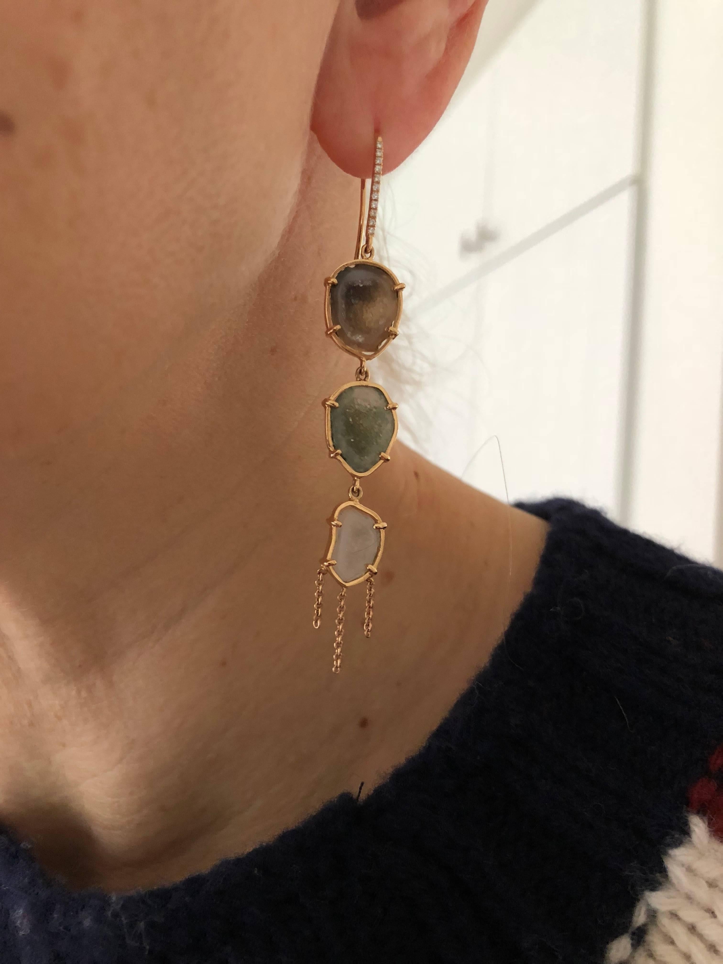 Earrings like a waterfall...
These beauties are set with 18 k rose gold and pastel colored agate geodes.
With little Gvs diamonds ont he hook, they will complete your outfit, day or nights.
