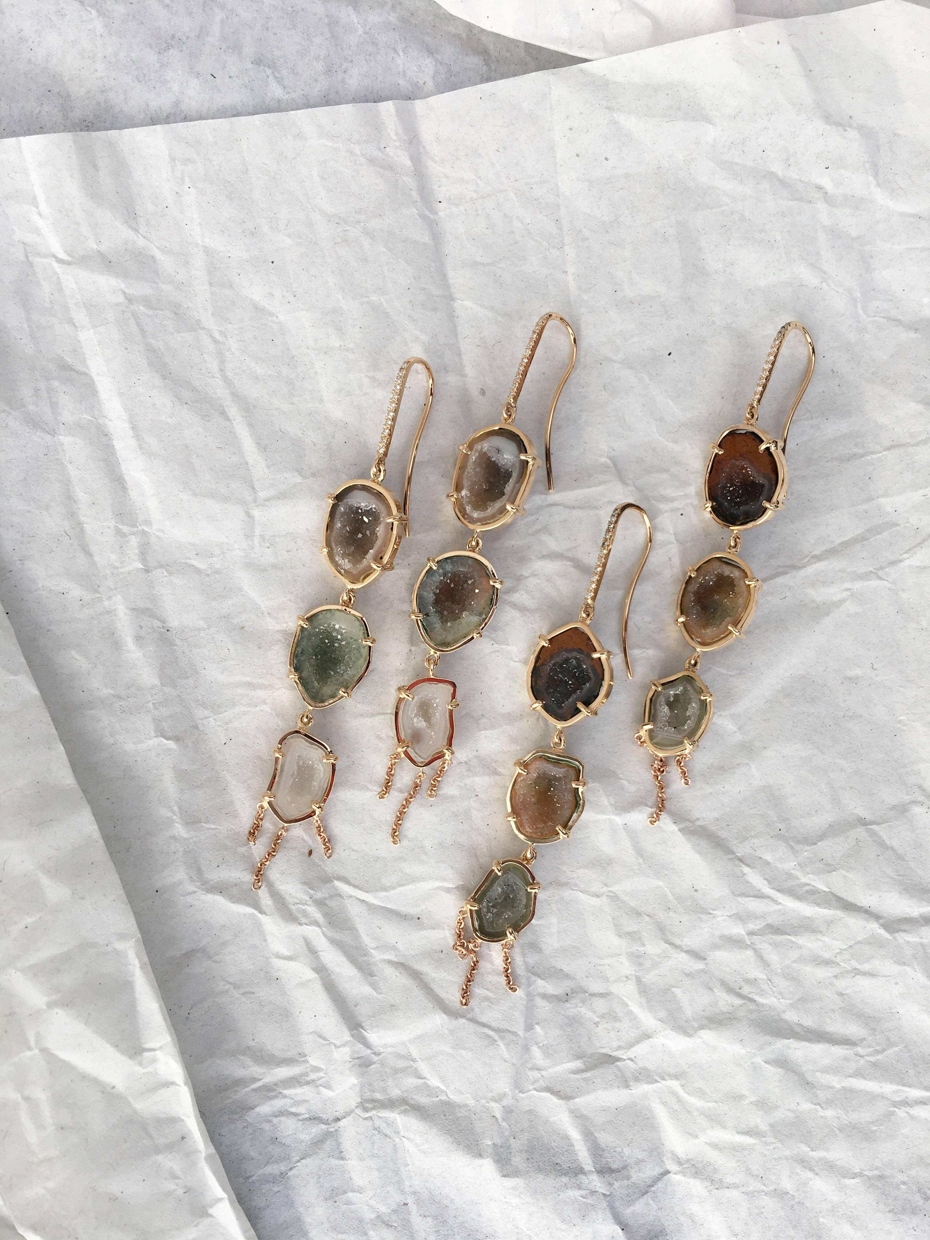 Earrings like a waterfall...
These beauties are set with 18 k rose gold and blue colored agate geodes.
With little Gvs diamonds ont he hook, they will complete your outfit, day or nights.
