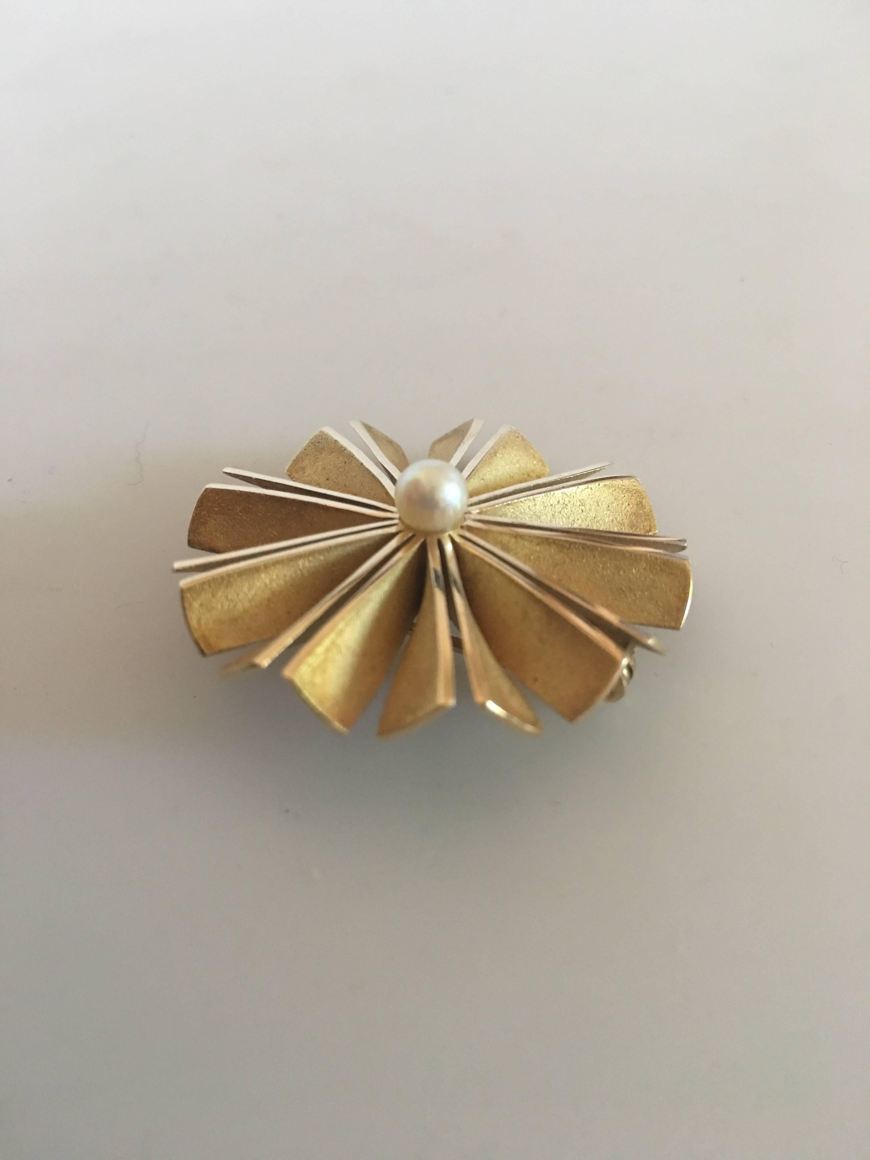 Hans Hansen 14K Round Gold Brooch with Pearl. Measures 3.3 cm diameter (1 19/64