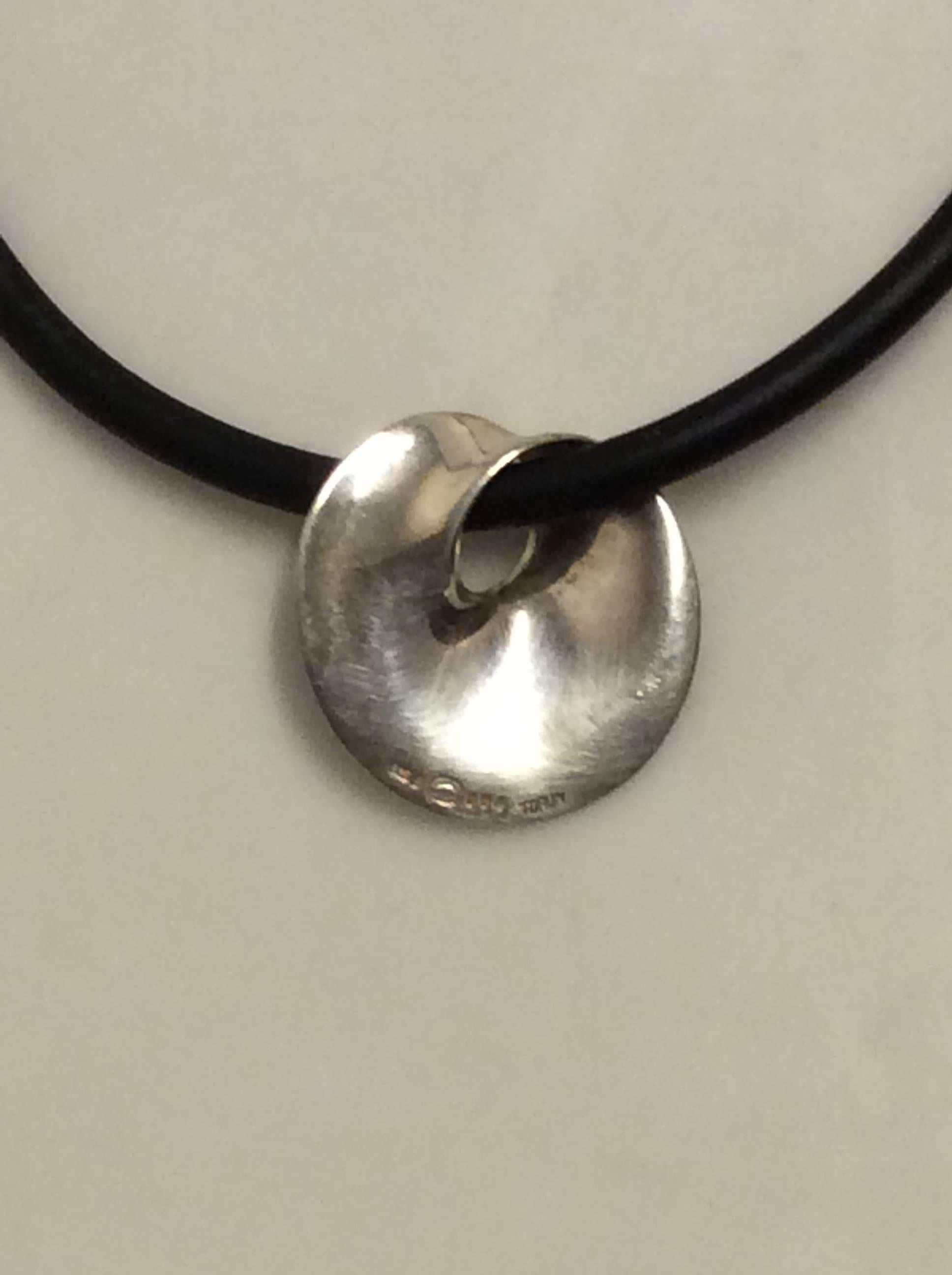 Georg Jensen Sterling Silver pendant with rubber collar No. 376.

Pendant measures 2,8cm / 1  1/10
