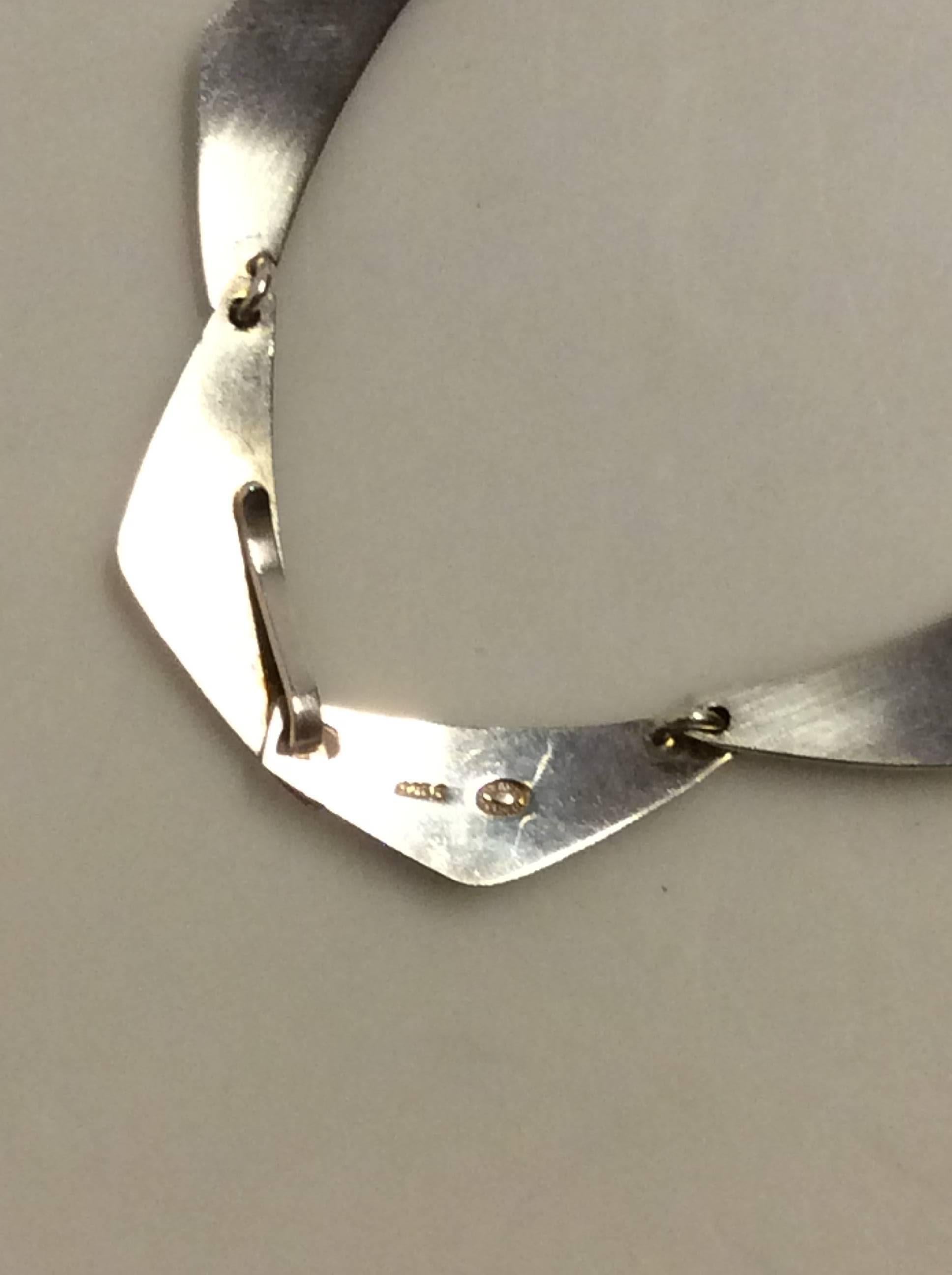 Georg Jensen Sterling Silver Peak bracelet with 7 links.

Weight is: 23,66 grams / 0.835 oz.

Mesures 20cm / 7 7/8