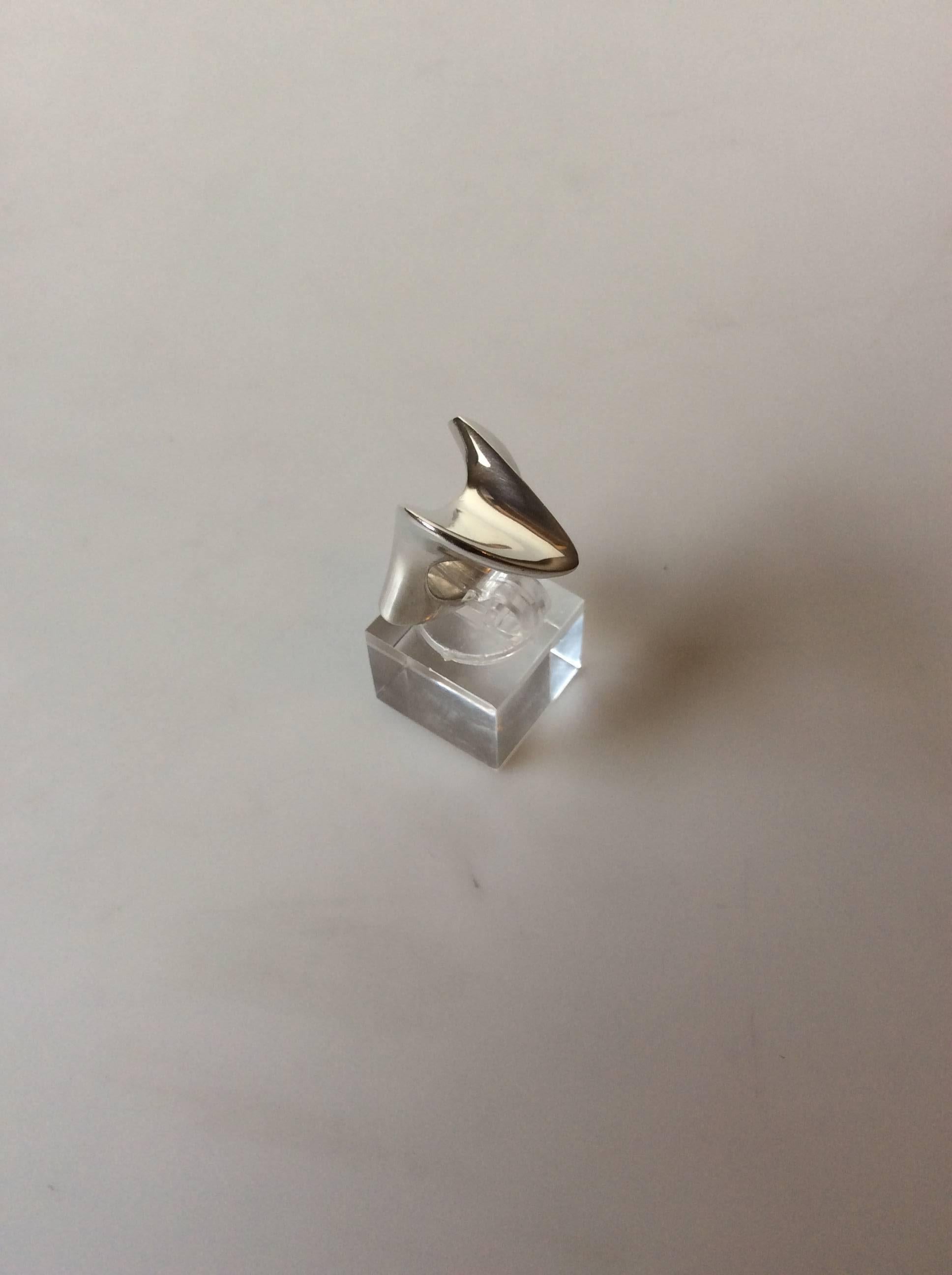 Hans Hansen Sterling Silver Ring.

Ring size 49 or US 5

Weight is 15,04 grams / 0.531 oz.