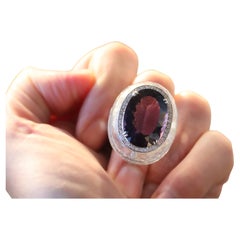Anillo de cóctel de oro blanco de 18 quilates con diamantes de cristal de roca amatista