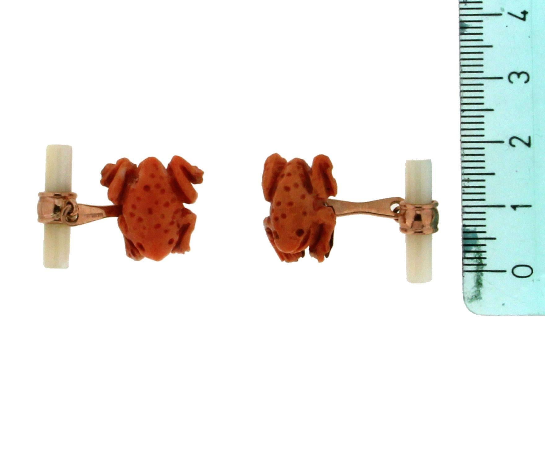 A fun pair of frog cufflinks in coral and nacre 9kt yellow gold made of nacre shaped as a simply cylinder.
