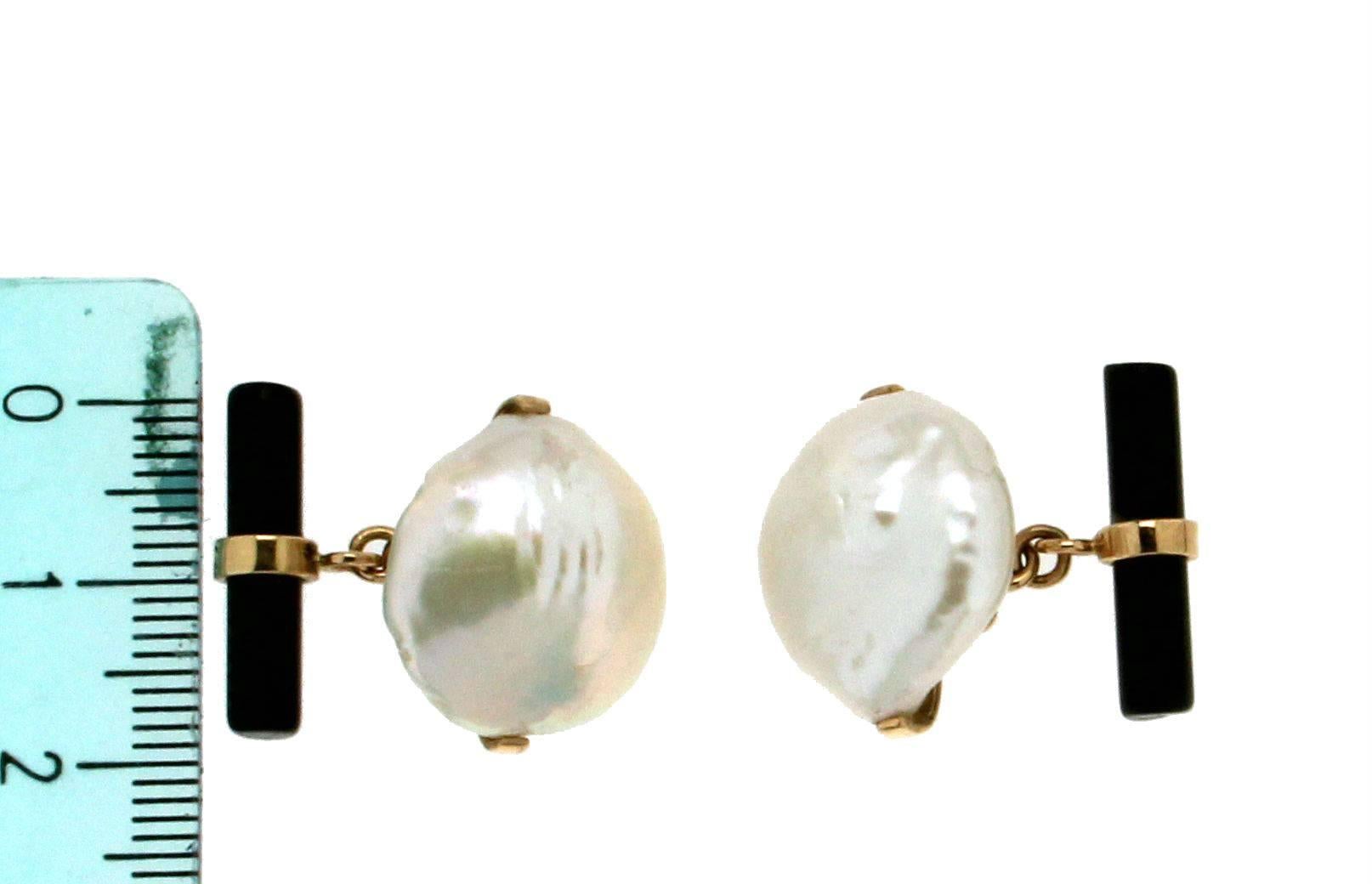This magnificent pair of cufflinks features a baroque pearl gracing the front face, mounted on an 18karat yellow gold . In gold is also the post that wraps around the cylindrical shape of the toggle, which is made of onyx.
the weight of pearls is kt