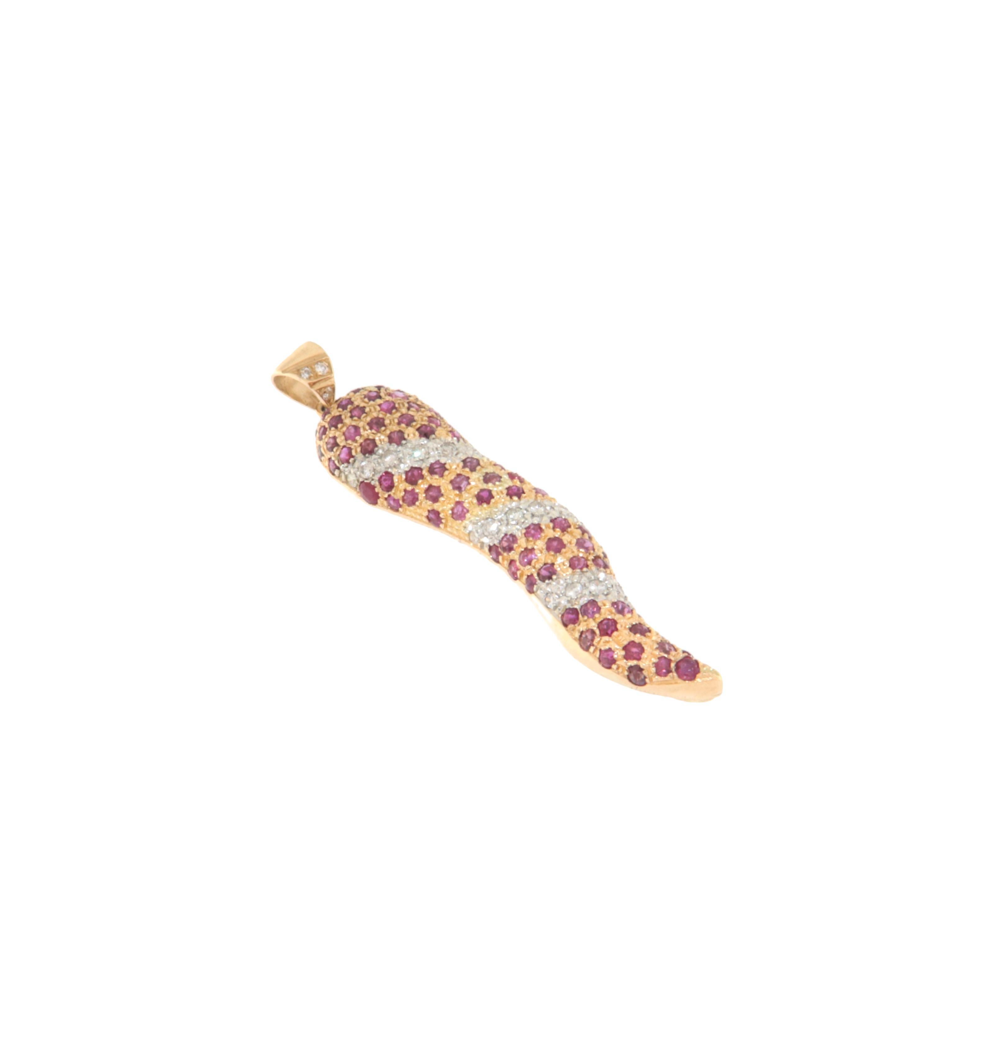 Refinado colgante en forma de cuerno elaborado en oro amarillo y blanco de 18 quilates, un precioso símbolo de elegancia y protección, reinterpretado con un estilo moderno y lujoso. Este colgante, de forma sinuosa y armoniosa, está adornado con un