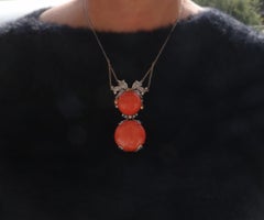 Collar contemporáneo con diamantes y un impresionante colgante de coral salmón de 32 gramos, en oro de 18 quilates
