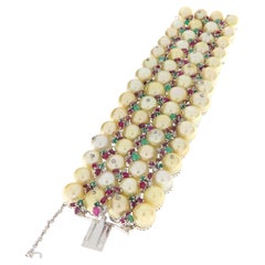 Gioiello contemporaneo in oro bianco 18 carati con perla dei Mari del Sud, rubino, smeraldo e diamanti