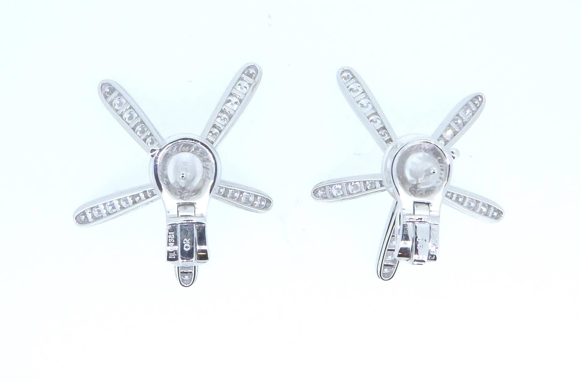 Van Cleef & Arpels Caresse D'Eole White Gold and Diamond Ear Clips In Excellent Condition In London, GB