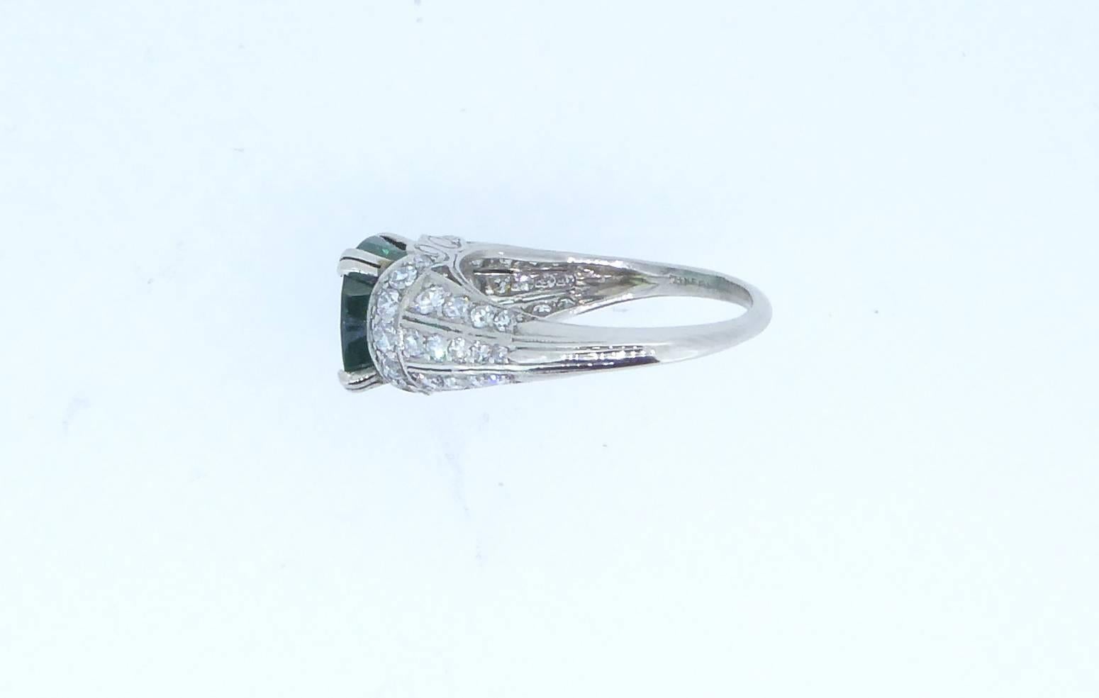 Tiffany & Co. 3.18 Carat Colombian Emerald and Diamond Platinum Art Deco Ring In Good Condition In London, GB