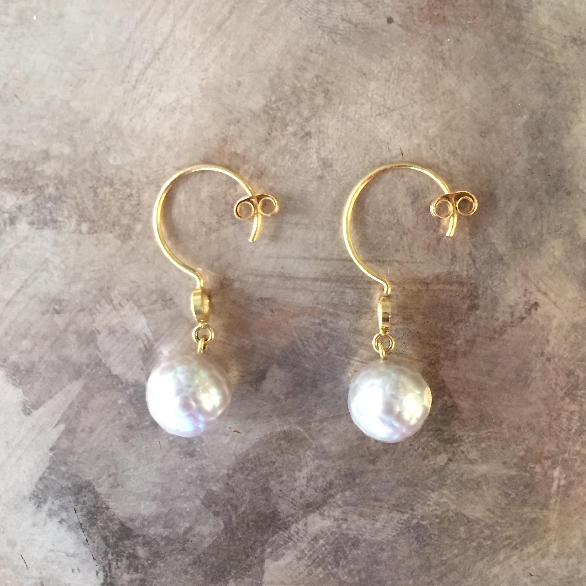 A pair of stunning small hoop earrings by Sweet Pea, made in 18k yellow gold with unique faceted grey pearls and rose cut diamonds with a total carat weight of 0.1ct. The hoops measure 10mm diameter and the pearls are 8mm. The total length of each