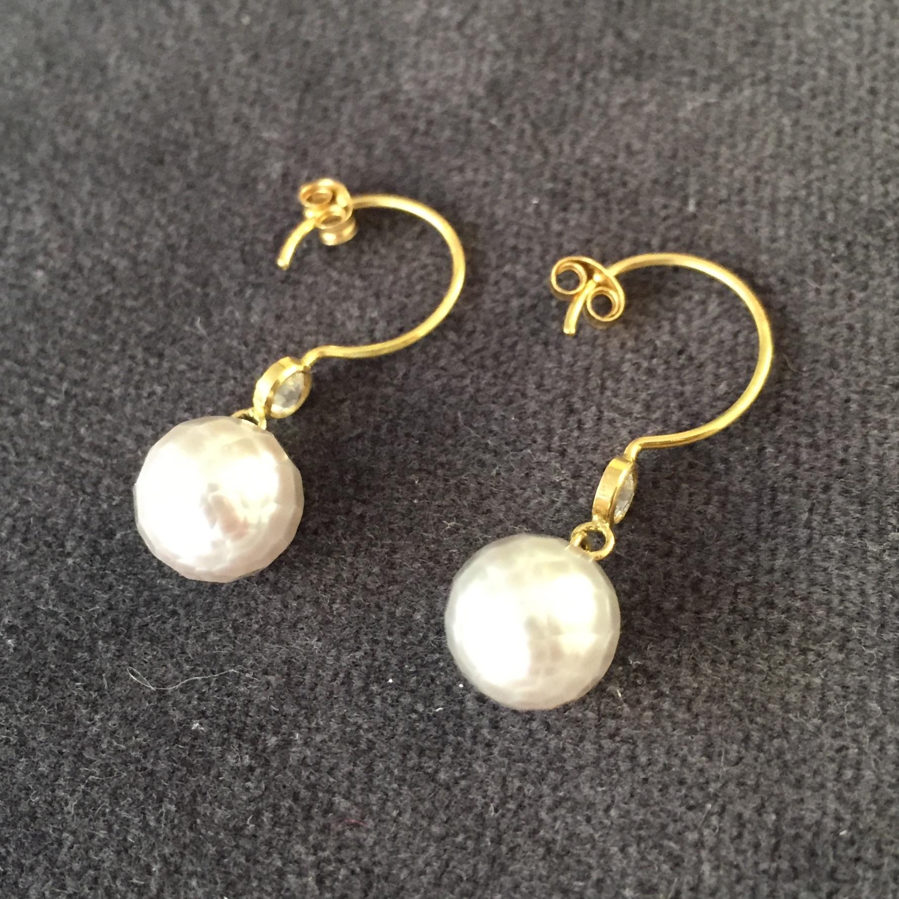 Contemporary Sweet Pea 18k Yellow Gold Hoop Earrings with Grey Faceted Pearls and Diamonds For Sale