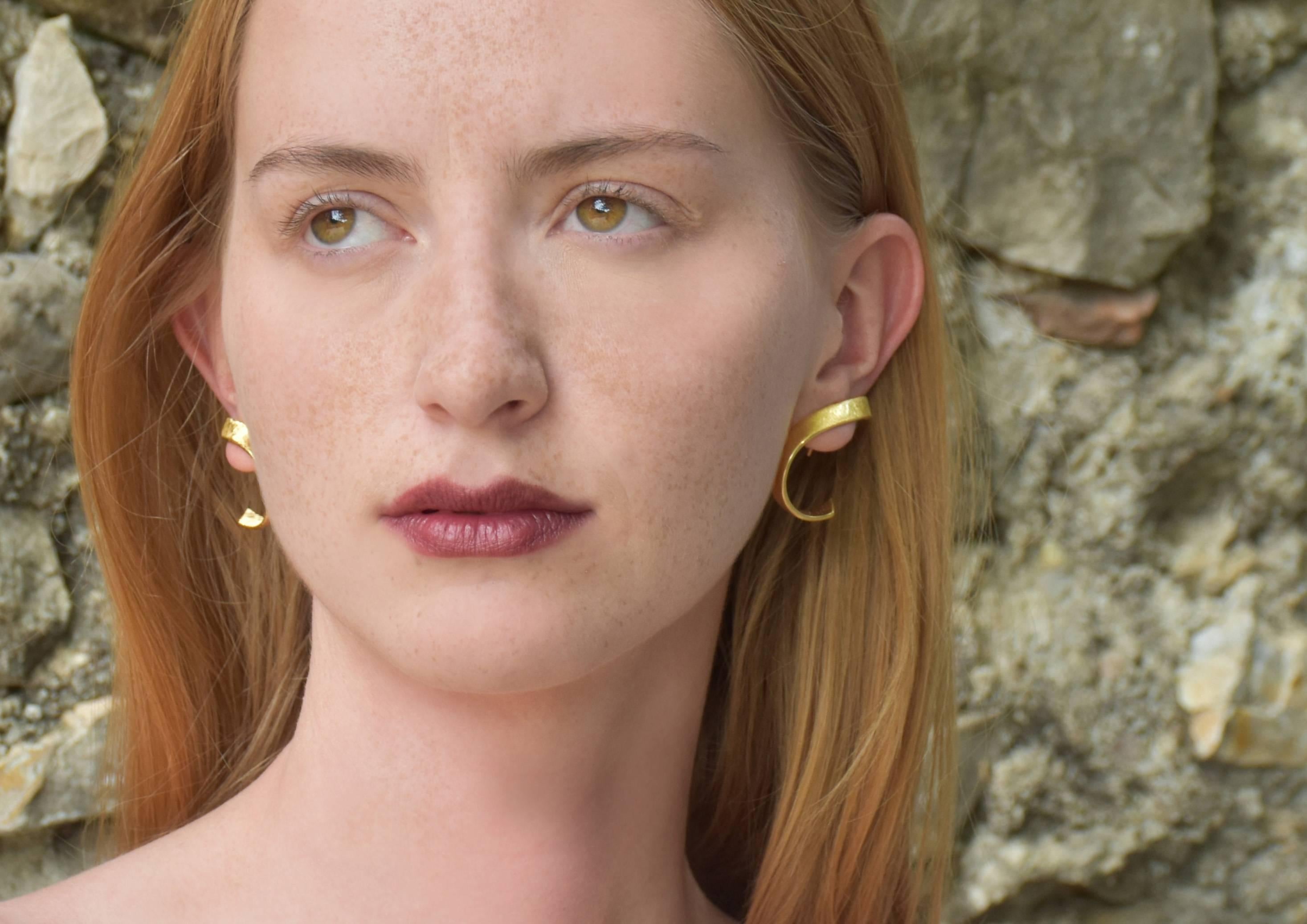 Liv Luttrell Twist Silk Engraved 18 Karat Yellow Gold Stud Earrings For Sale 2