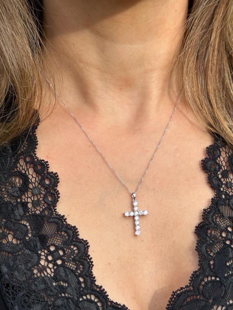 Pendentif croix classique en or blanc 18 carats avec diamants taille brillant rond de 1 carat en vente 1