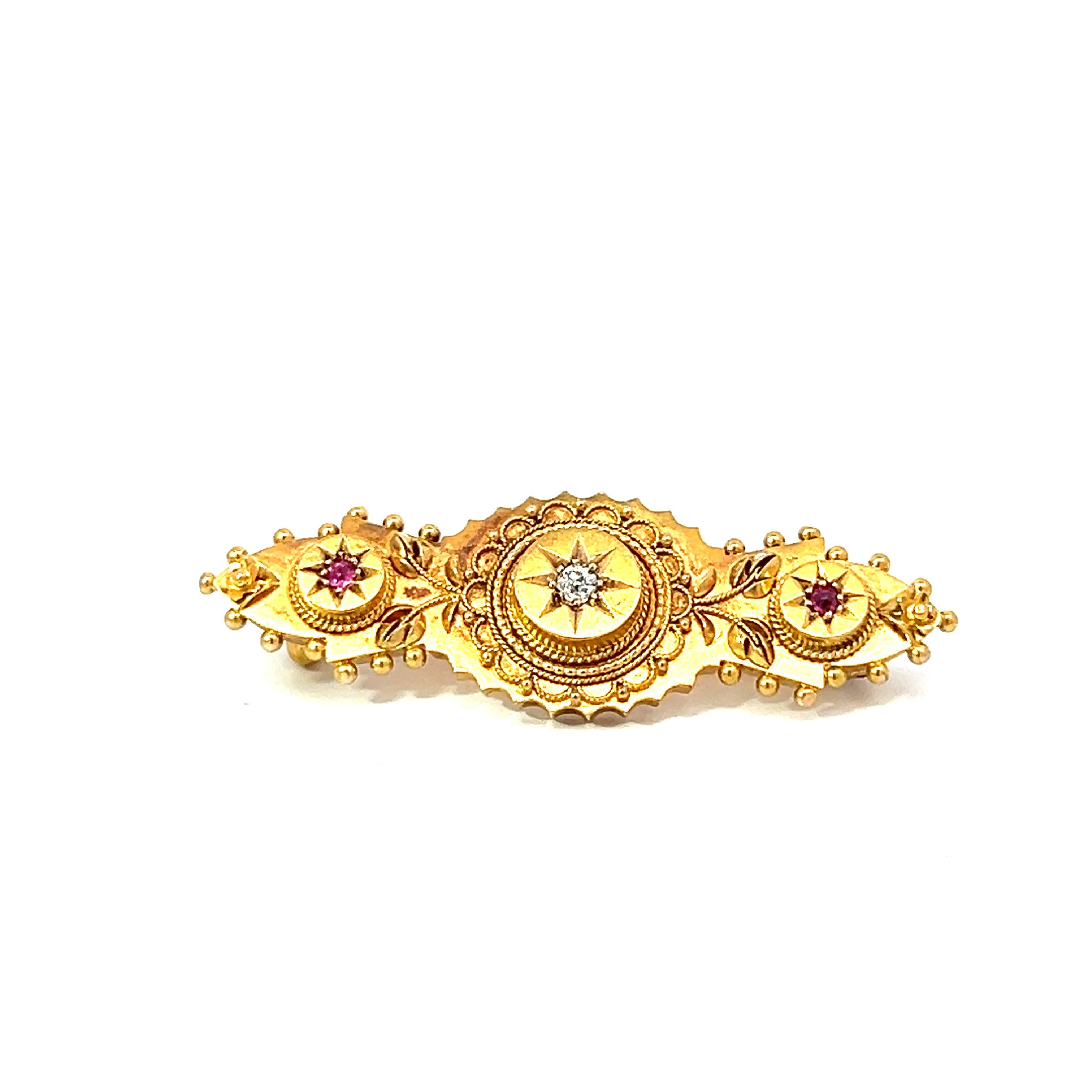 Taille vieille Europe Broche vintage en or jaune 15 carats avec rubis et diamants de 0,10 carat, époque victorienne en vente