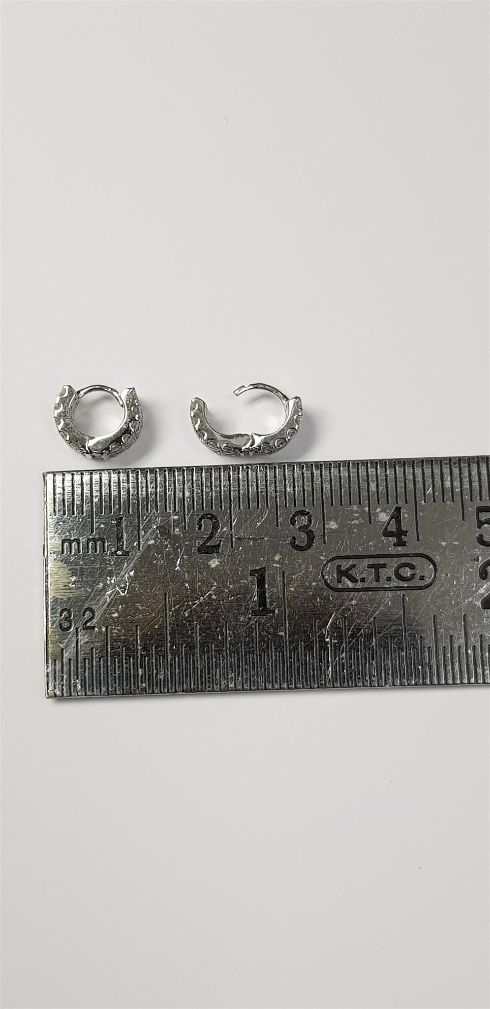 1.00ct Round Brilliant Claw Set Wide Diamond Hoop Earrings In 18karat White Gold In New Condition For Sale In London, GB