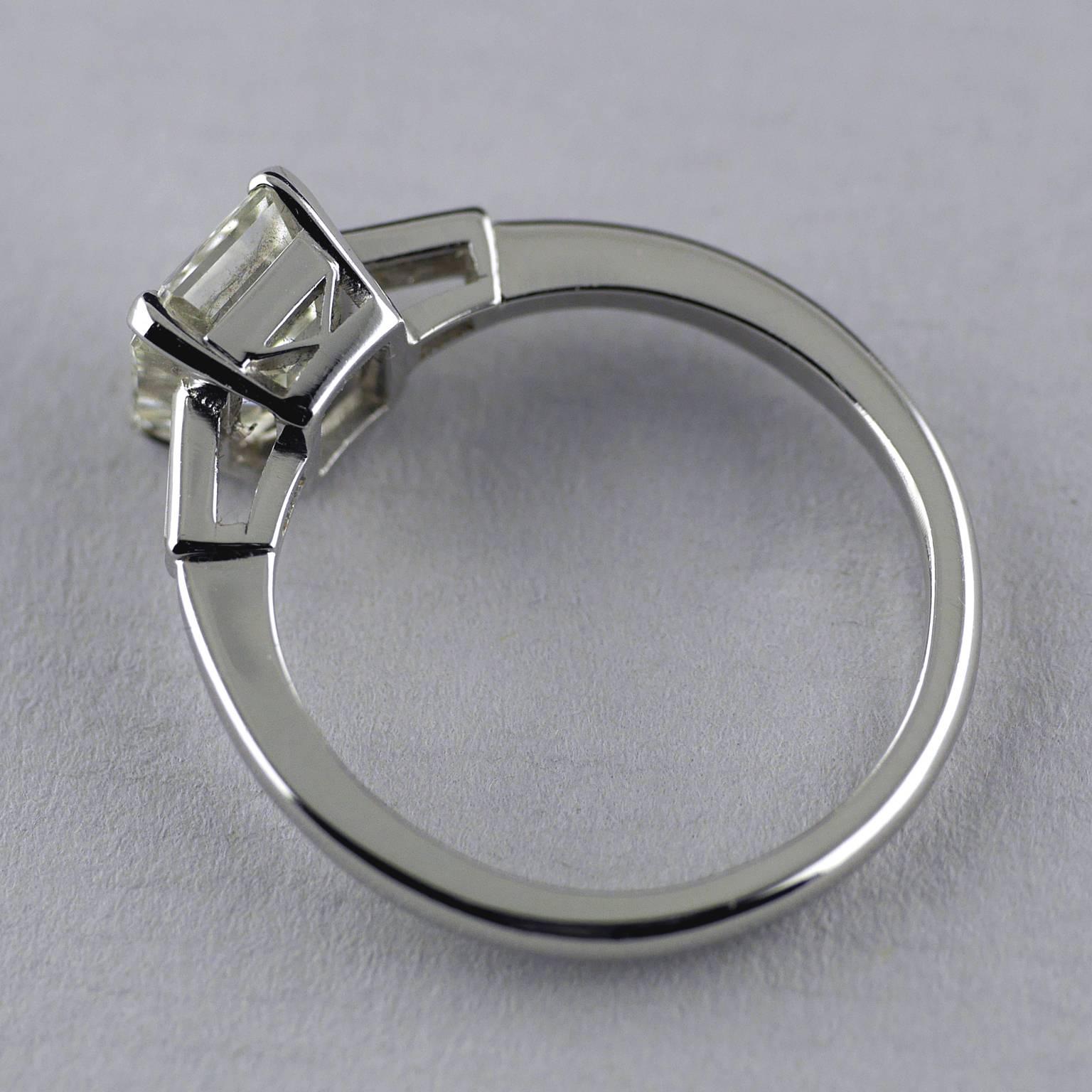 Women's 1.61 Carat Certified Platinum Art Deco Diamond Ring, circa 1930