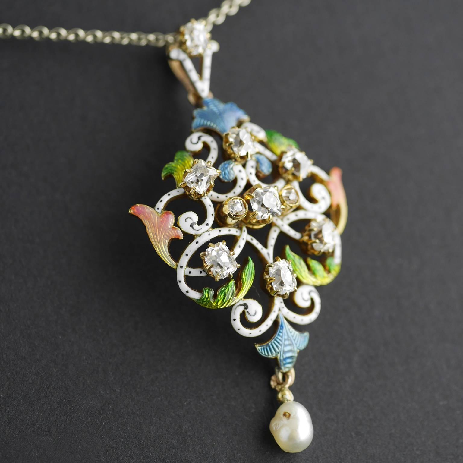 Uno squisito, raro e raffinato pendente Art Nouveau in oro 18 carati, circa 1900.

Oro 18 carati con smalto Guilloché traslucido e perle d'acqua salata.

Otto  principio di diamanti, Georgian Table Cut (molto presto, dal 1800 al 1840 circa, Old