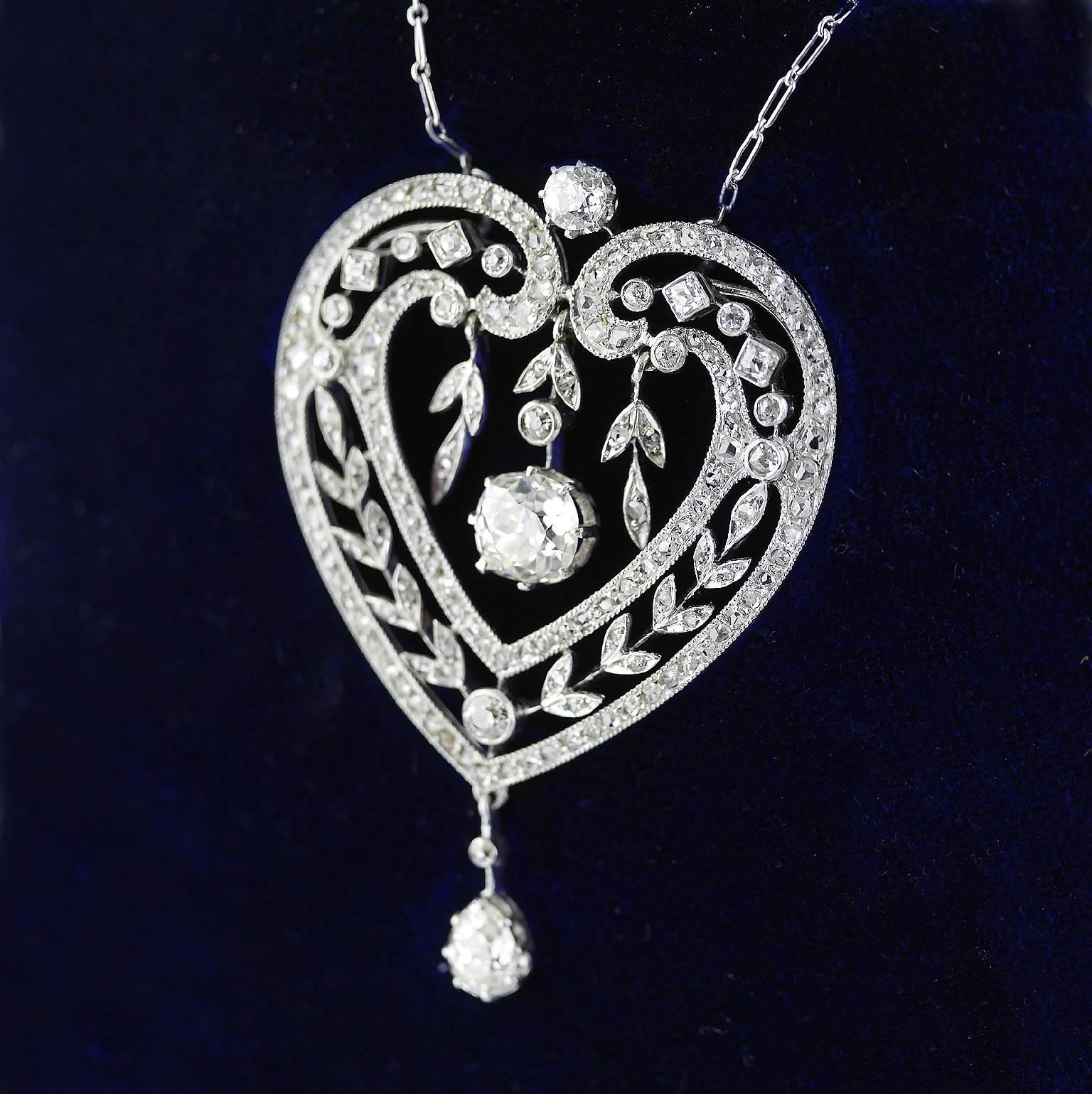 Diamond Platinum Heart Shape Belle Époque Pendant Necklace, circa 1910 In Excellent Condition In London, GB