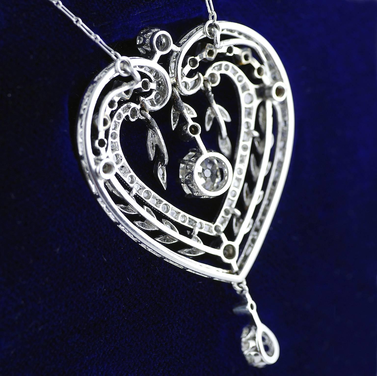Diamond Platinum Heart Shape Belle Époque Pendant Necklace, circa 1910 4