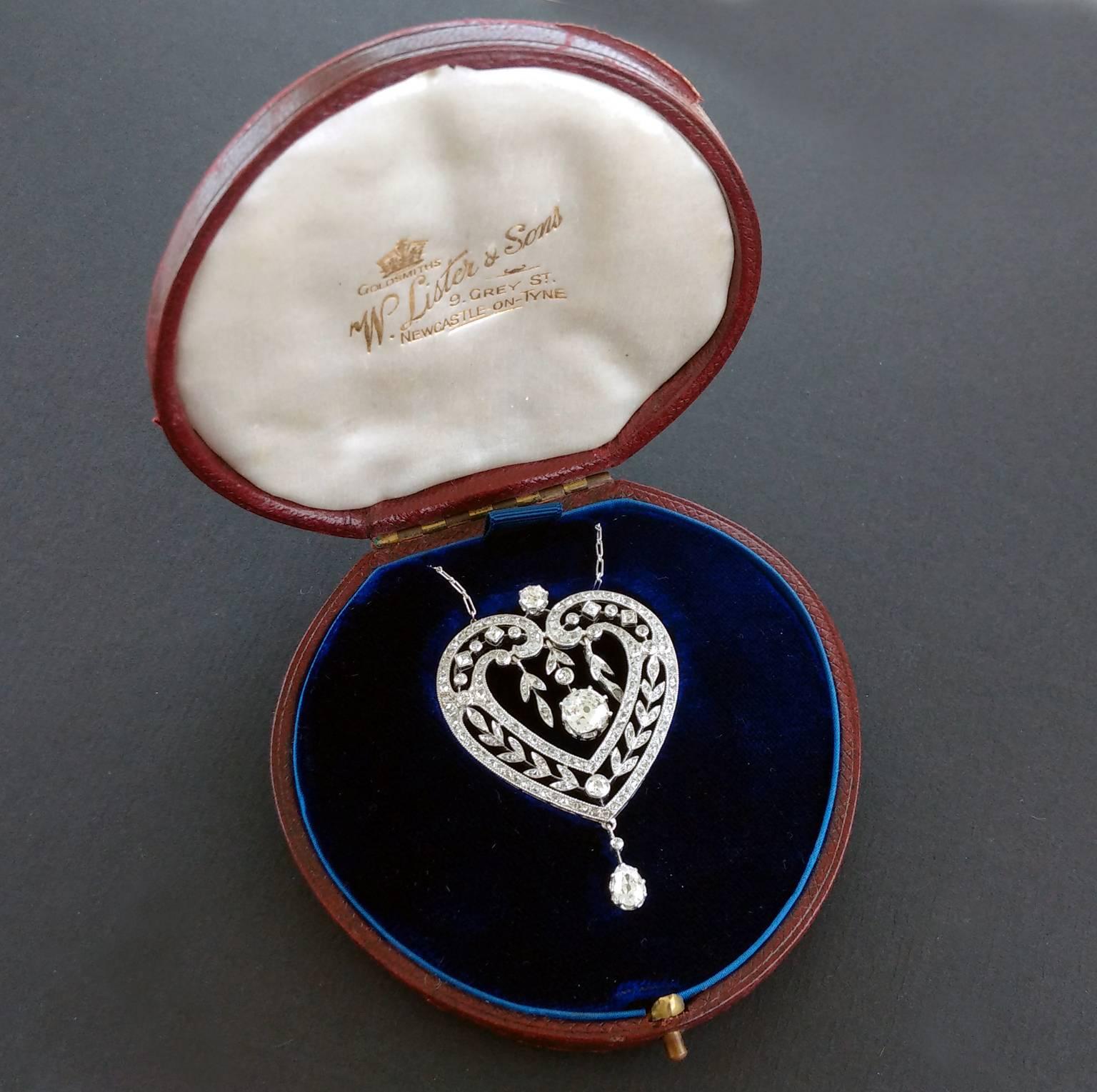 Diamond Platinum Heart Shape Belle Époque Pendant Necklace, circa 1910 5
