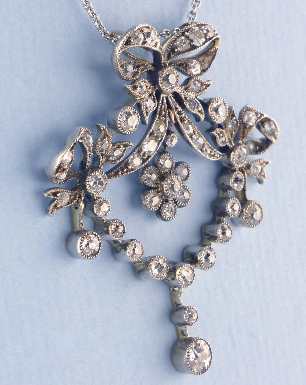 18ct Gelbgold & Silber Set Belle Epoque Diamant-Anhänger / Brosche c1900 mit abnehmbaren 18ct Gelbgold Brosche Montage und 18ct Weißgold Kette.

Das Einfassen von Diamanten in Silber war eine Technik, die in der georgianischen, viktorianischen und