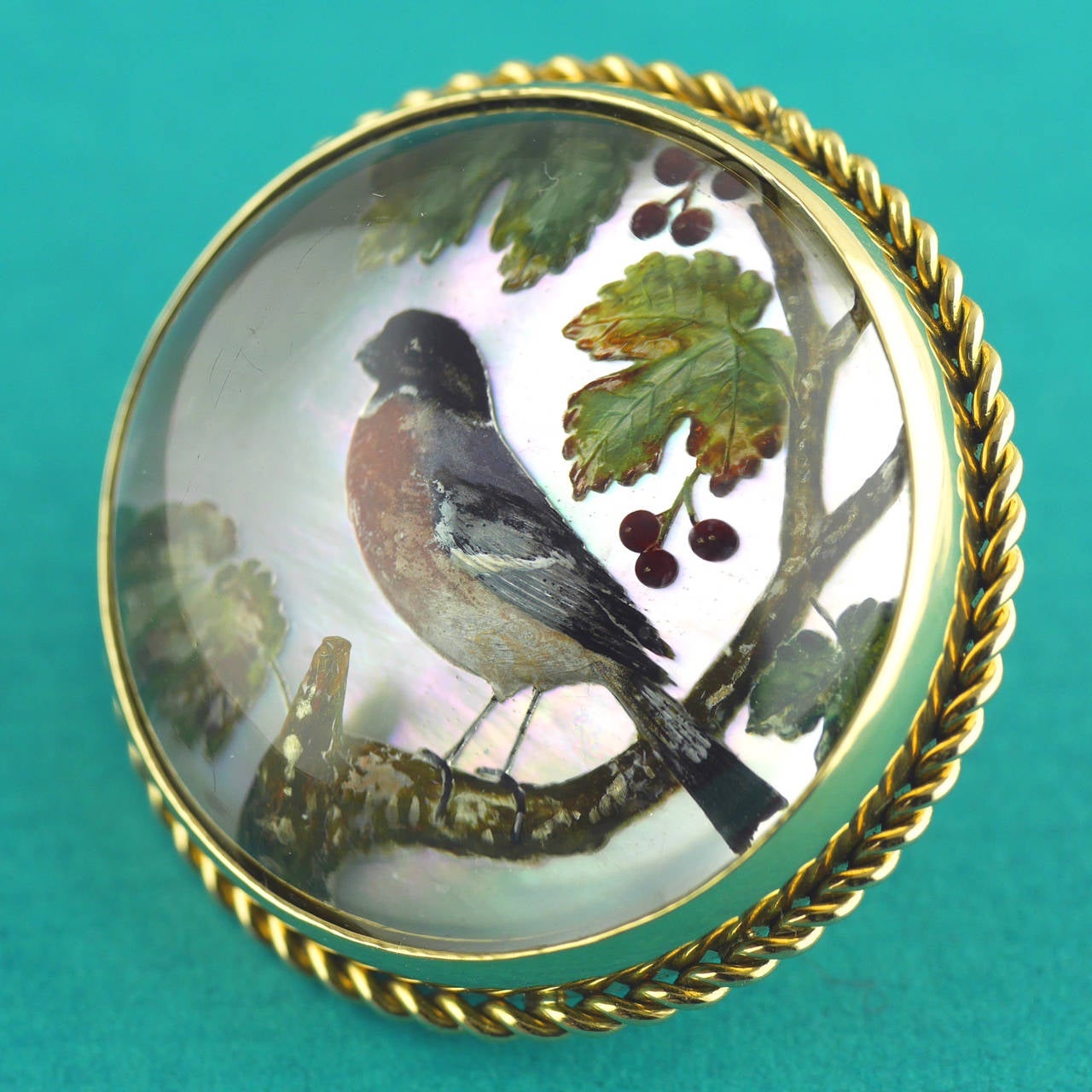 Broche victoriano con pájaro de cristal de Essex en calcografía inversa en Excelente estado para la venta en London, GB