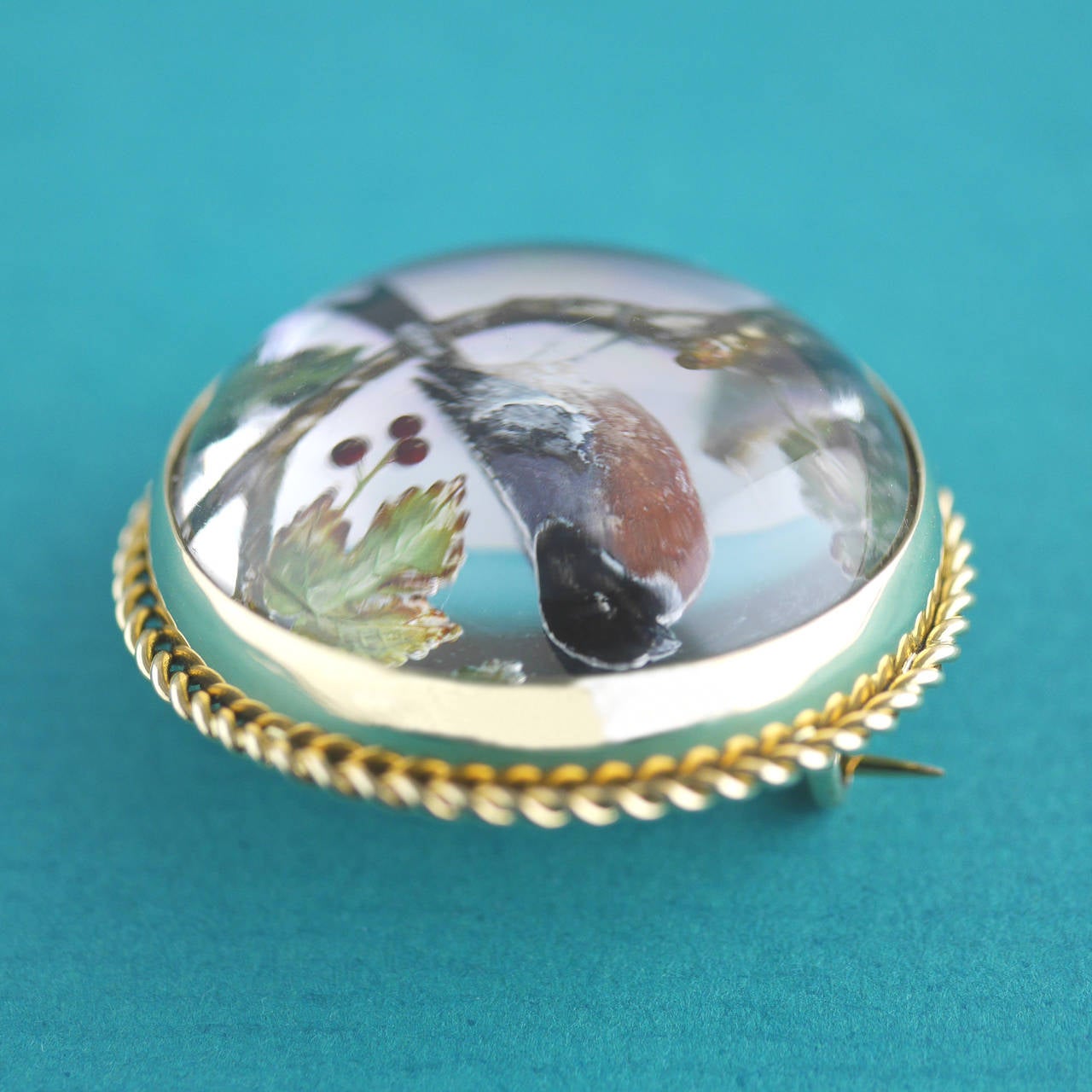Broche victoriano con pájaro de cristal de Essex en calcografía inversa en venta 3