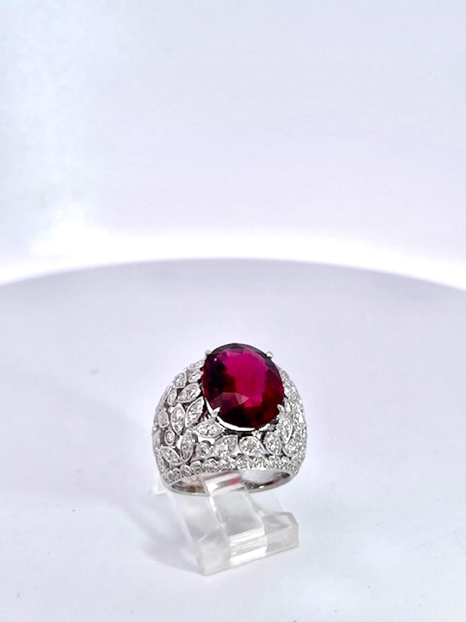 Cette bague est magnifique si je puis dire.  Ceci provient de la maison de vente aux enchères Phillips.  Cette tourmaline est d'une pureté exceptionnelle et pèse entre 8 et 9 carats.  Il est entouré de diamants, je dirais environ 1,50 carats.  Le