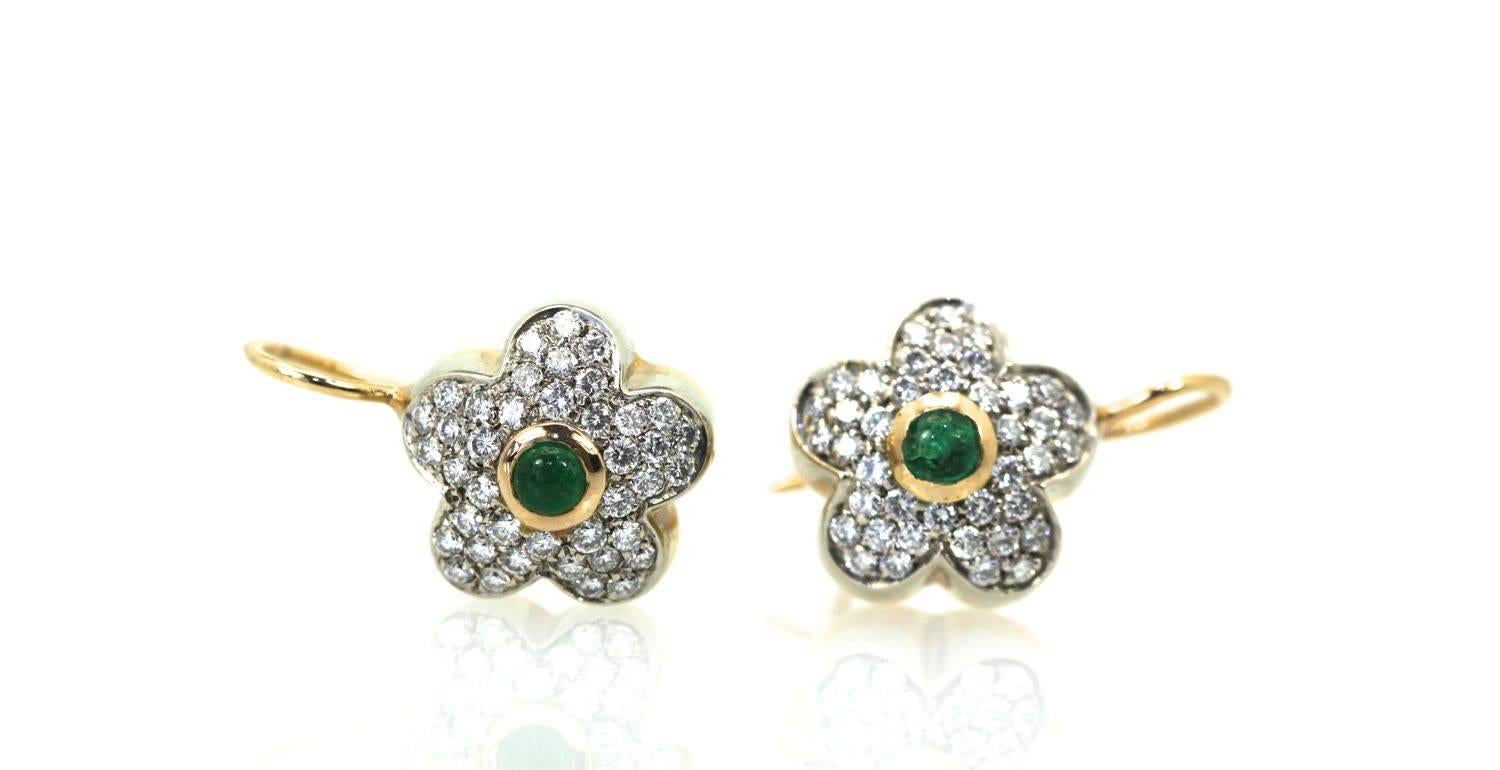 Diese Diamant-Smaragd-Ohrringe sind mit achtzig runden Diamanten und zwei runden Smaragden besetzt.  Die runden Smaragde haben ein geschätztes Gewicht von 0,22 Karat (3,35 mm Durchschnitt) mit einem Farbgrad von leicht gelblich grün.  Die achtzig