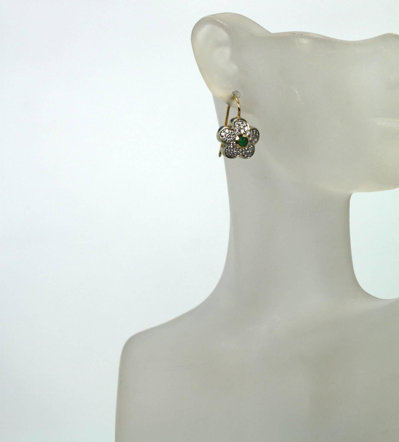 Diamant-Smaragd-Ohrringe aus 18 Karat im Zustand „Gut“ im Angebot in North Hollywood, CA