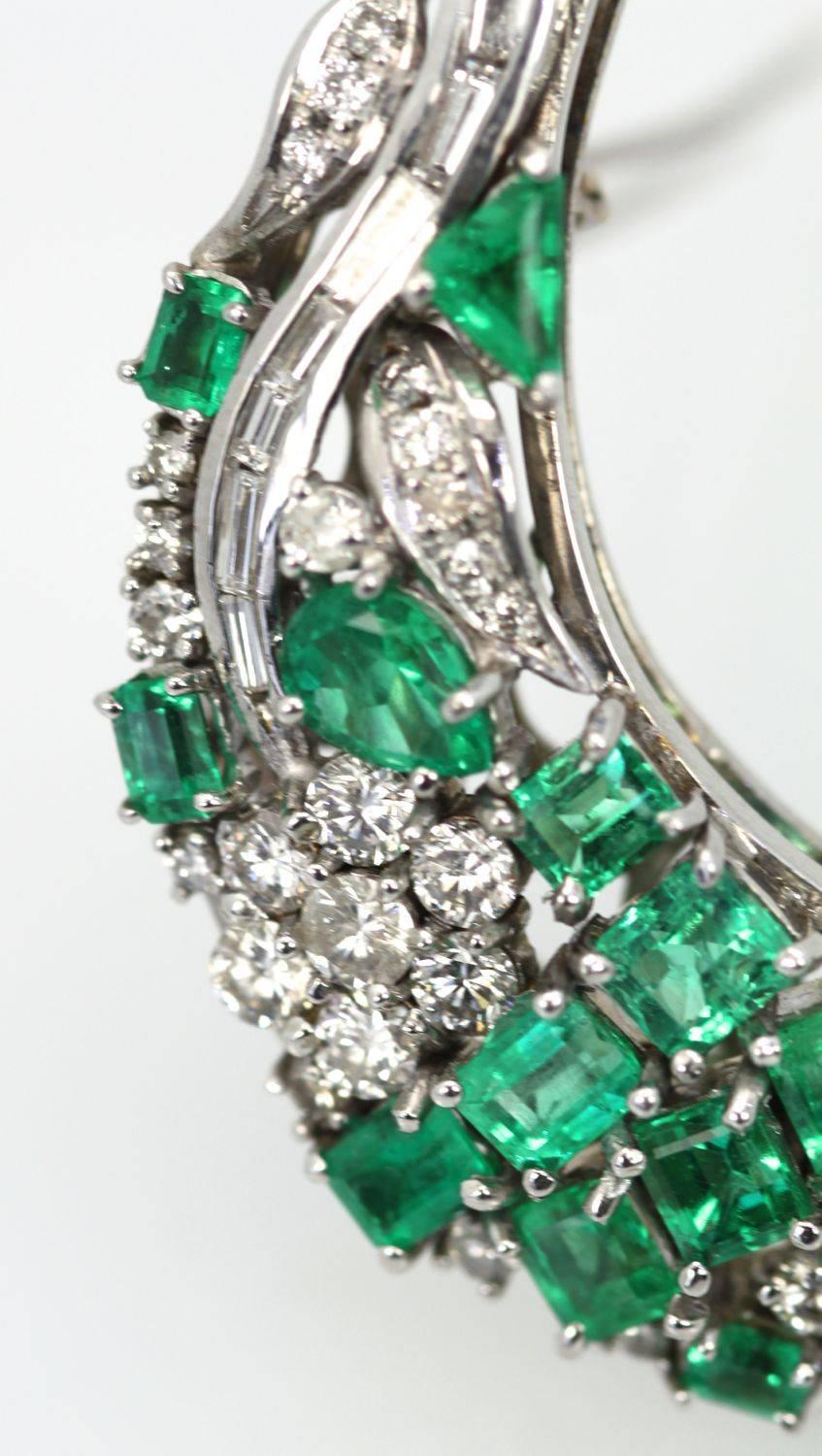 This crescent brooch is made up of 7.52 Carats of Emeralds and 3.34 Carats of Diamonds in a large C shape brooch.
There are 4.95 carats of emerald cut Emeralds, 1.95 carats of oval Emeralds and Triangle Emeralds 0.62 carats.
The Diamonds round cuts