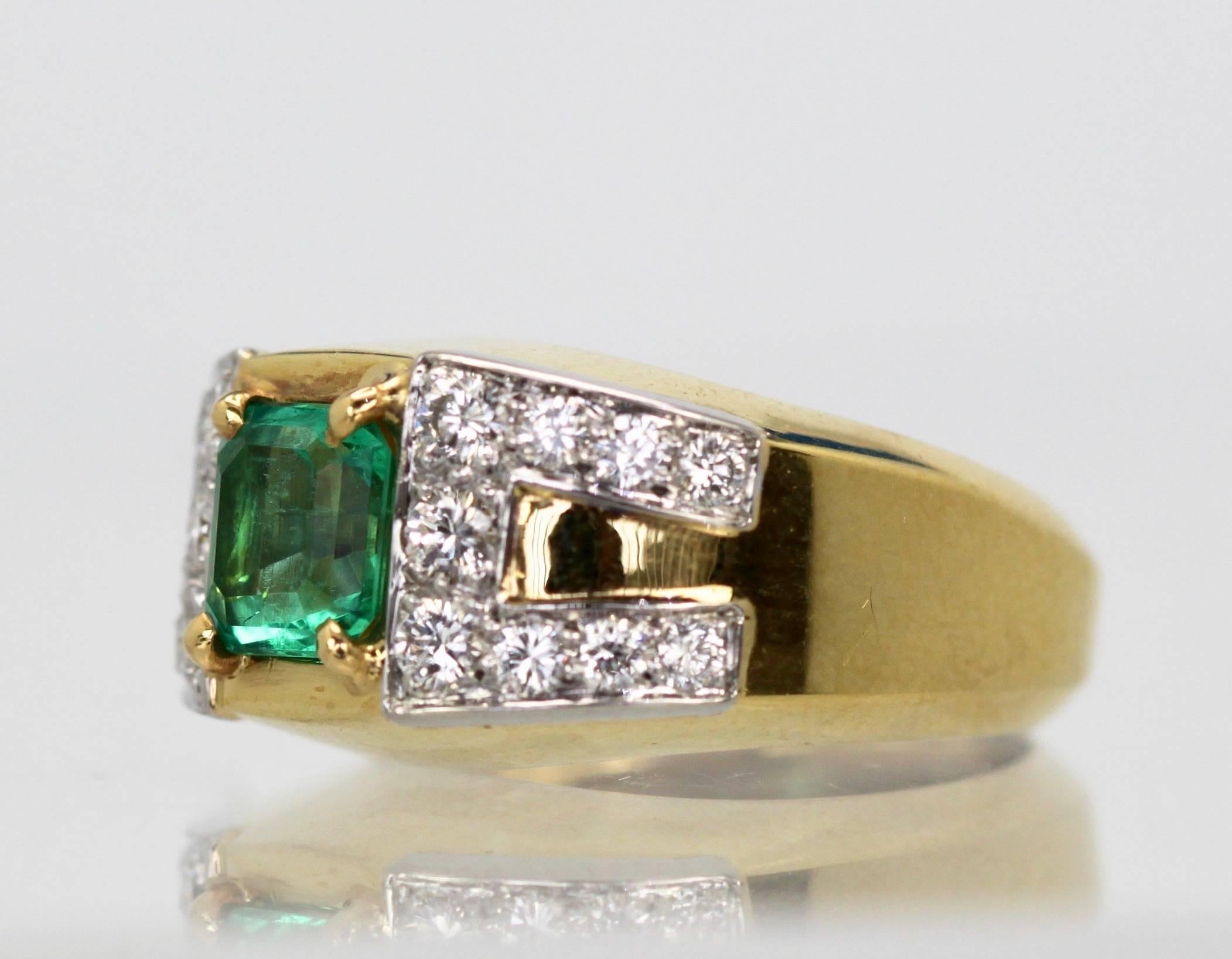 Dieser wunderschöne David Webb Smaragd- und Diamantring kommt aus Paris und ist atemberaubend. Der Ring besteht aus einem wunderschönen smaragdgrünen, quadratisch geschliffenen Stein von etwa 1,25 bis 1,50 Karat und 18 Diamanten von insgesamt etwa