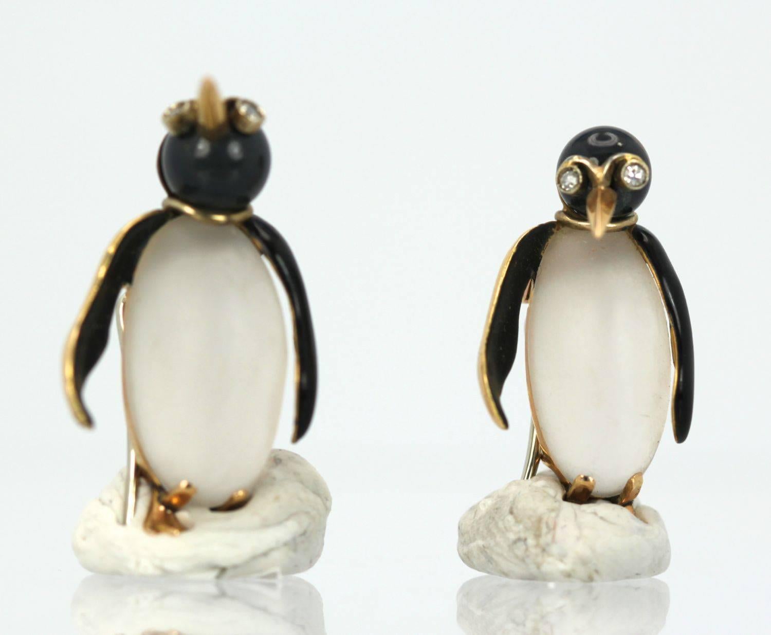 18 Karat Gold Moonstone Enamel Pair of Penguins Attributed to Fasano In Good Condition In North Hollywood, CA