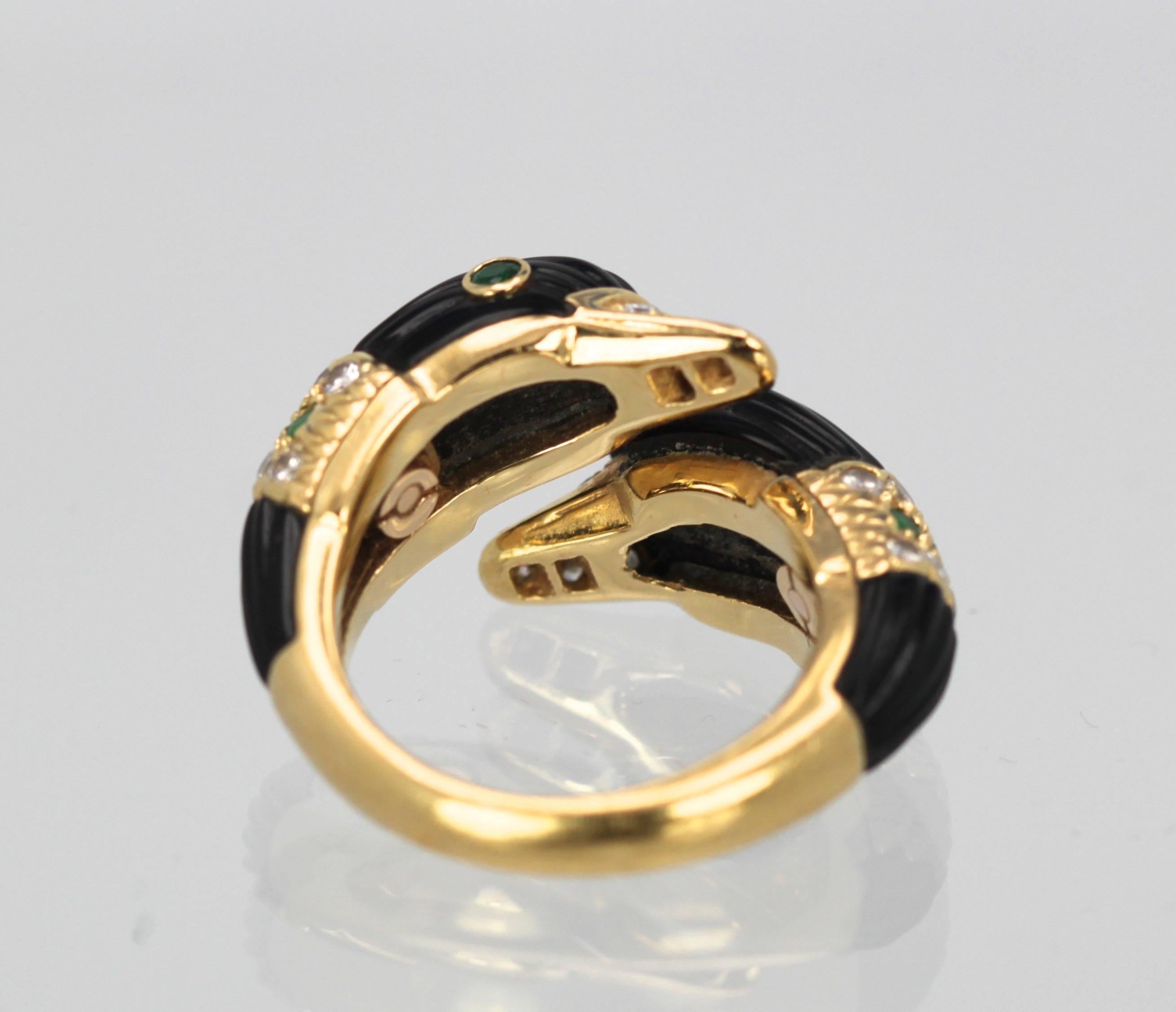 Modern Van Cleef & Arpels Double Swan Ring 18 Karat Gold Onyx Diamonds Emeralds
