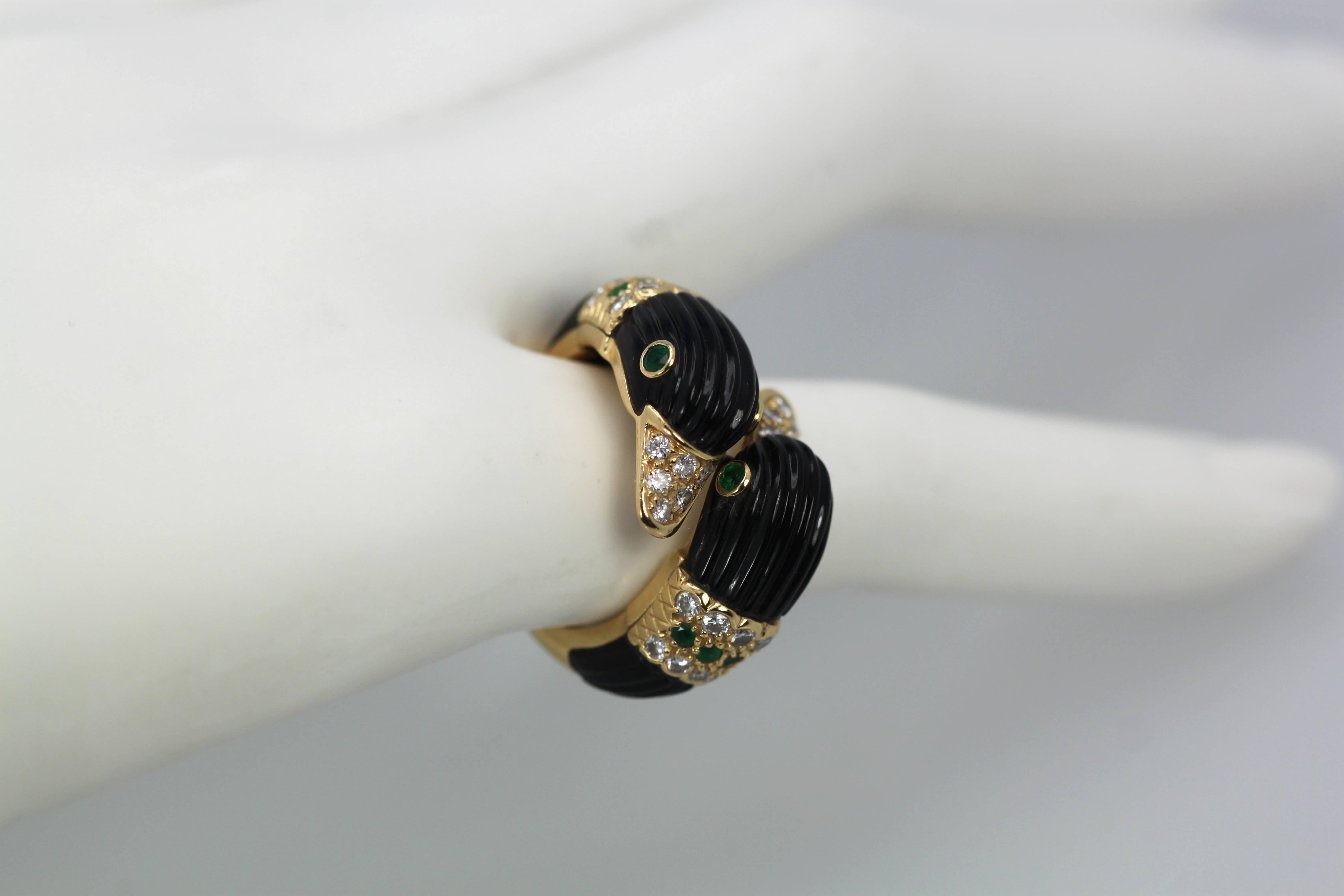 Van Cleef & Arpels Double Swan Ring 18 Karat Gold Onyx Diamonds Emeralds 1
