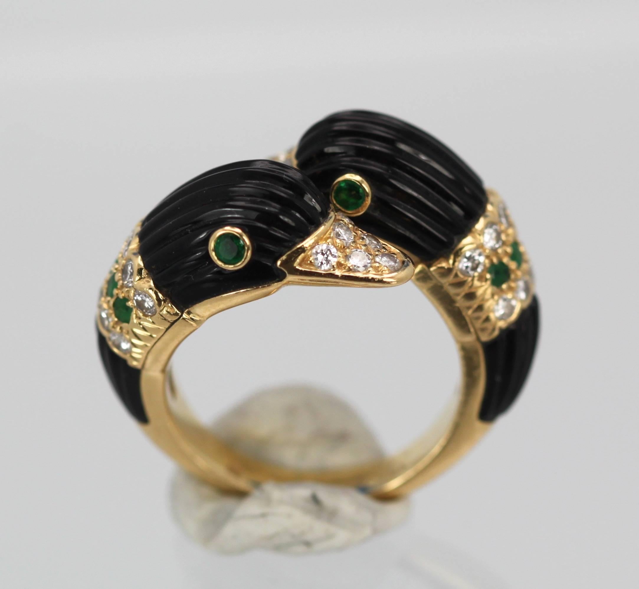 Van Cleef & Arpels Double Swan Ring 18 Karat Gold Onyx Diamonds Emeralds 2