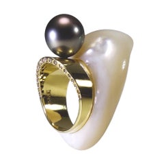 18 Karat Gold and Diamonds Shell Ring with Tahitian Pearl