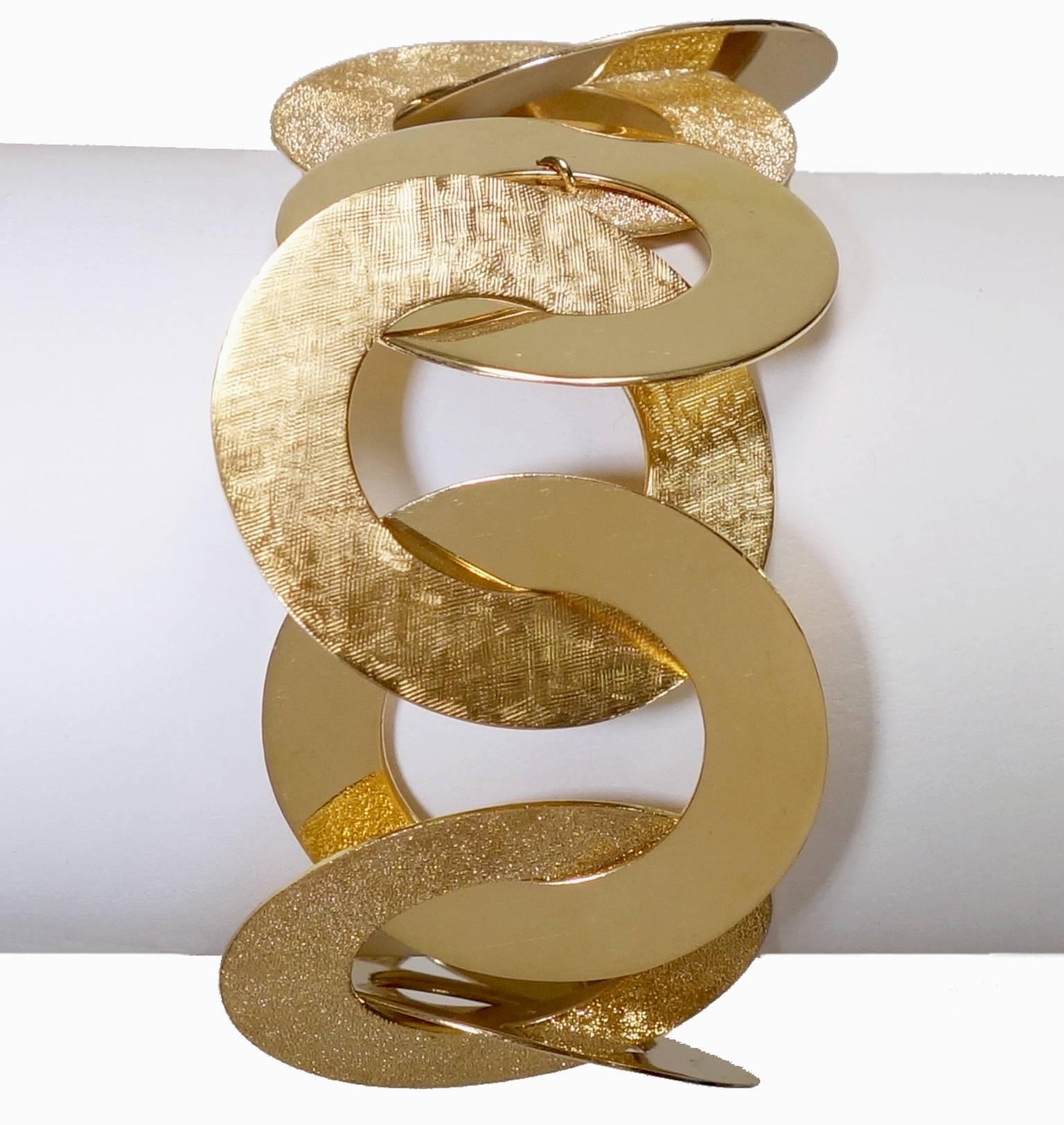 Un design audacieux, élégant et magnifique avec la riche couleur de l'or jaune poli et texturé alternativement sur chaque maillon fait une déclaration puissante.  Il s'adapte parfaitement à votre poignet grâce à une fermeture invisible.  
Le