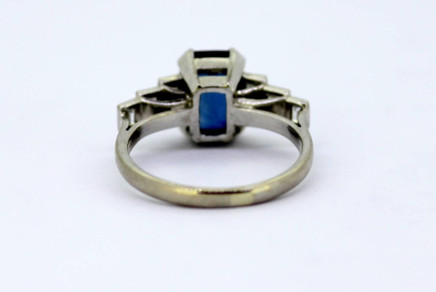 Women's Vintage 18 Karat Gold Ladies Ring with Blue Sapphire and Diamonds, circa 1970s